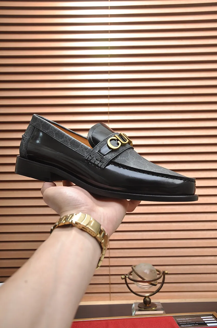Men's shoes💰560💶Italy's top luxury men's shoe giant (GUCCI) (Gucci) (full cowhide lining) new arrival🍃Original European style🔰 Pleasant to the eye😍In order to make the shoes more durable and non-deformable🌀The production continues to follow traditional methods but there is still no lack of innovation💪Choose original sheepskin for the leather♻️ Smooth and natural And extra bright ⭐Made of imported cowhide, the first choice of rich people 38-45 (45 customized)